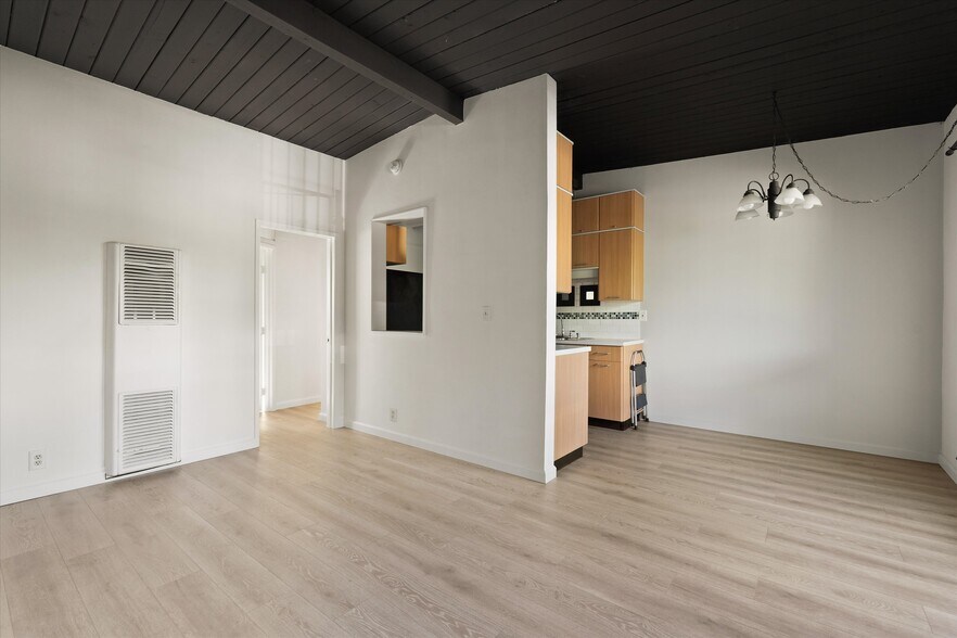 More Photos Of 7559 Whitsett Ave, North Hollywood Apartments For Sale