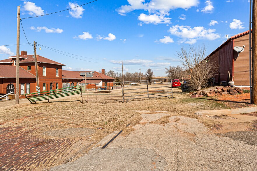 More Photos Of 410 W Harrison Ave, Guthrie Freestanding For Sale