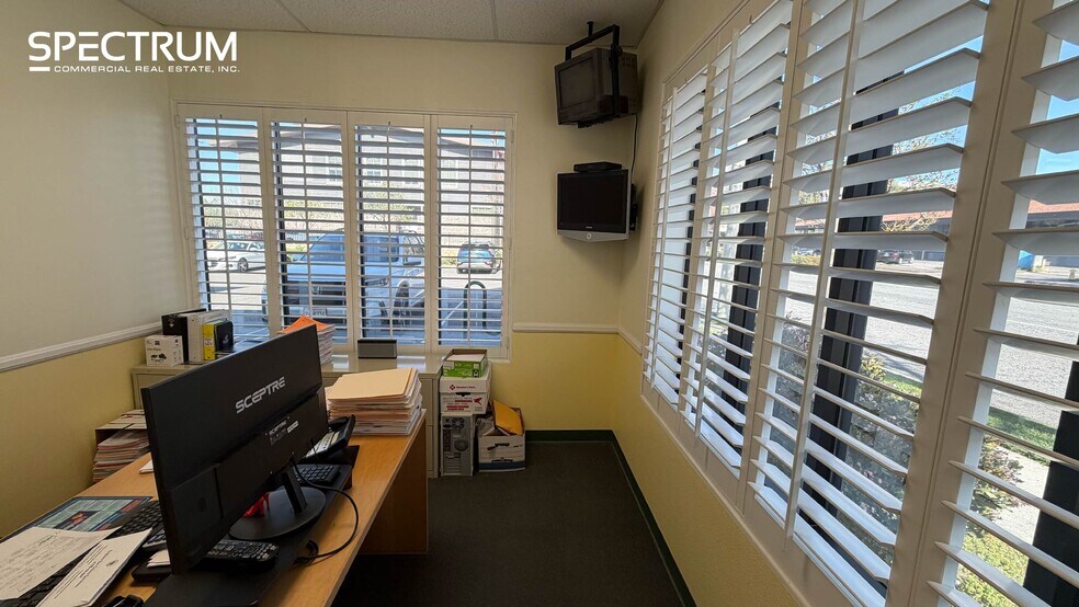 More Photos Of 22621 Lyons Ave, Santa Clarita Medical For Sale