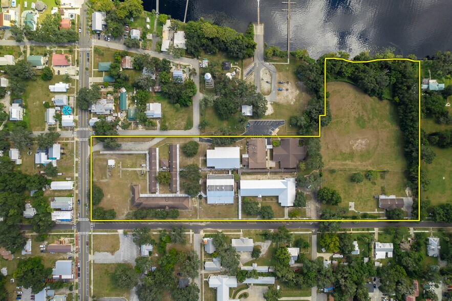 More Photos Of 101 S Prospect St, Crescent City Flex For Sale