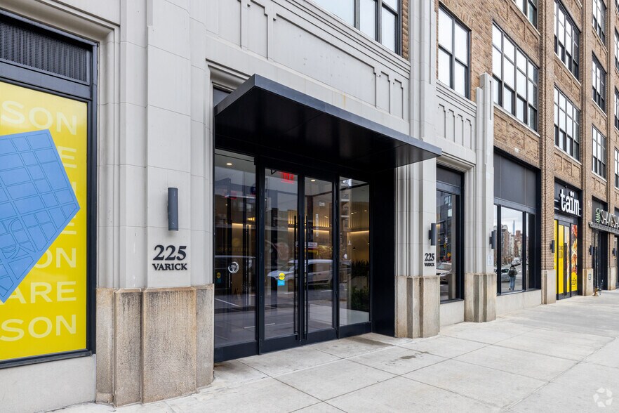 More Photos Of 225 Varick St, New York Office For Lease