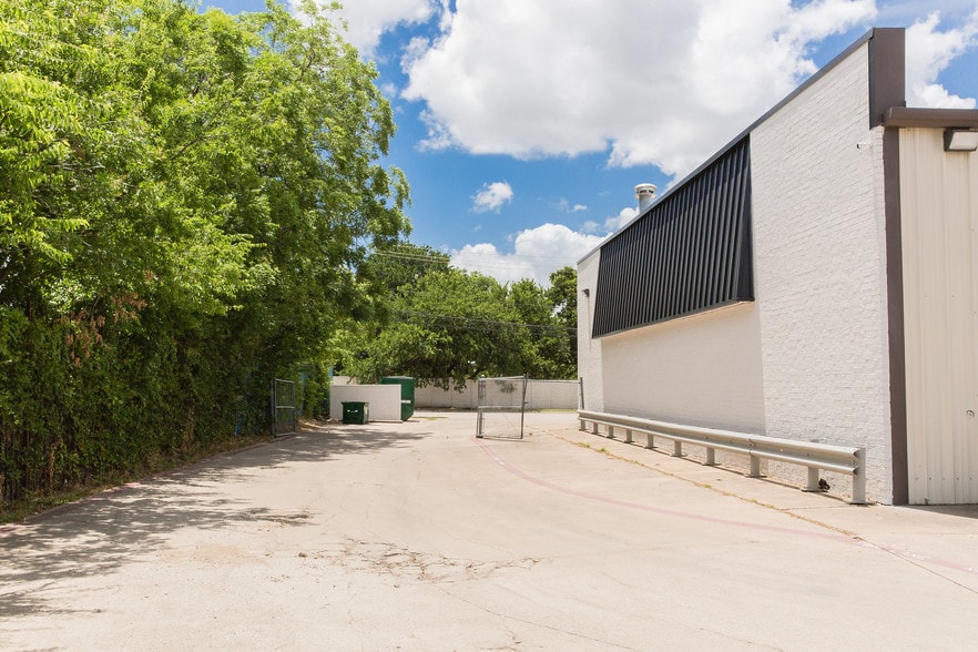 More Photos Of 2603 Southwell Rd, Dallas Light Distribution For Lease