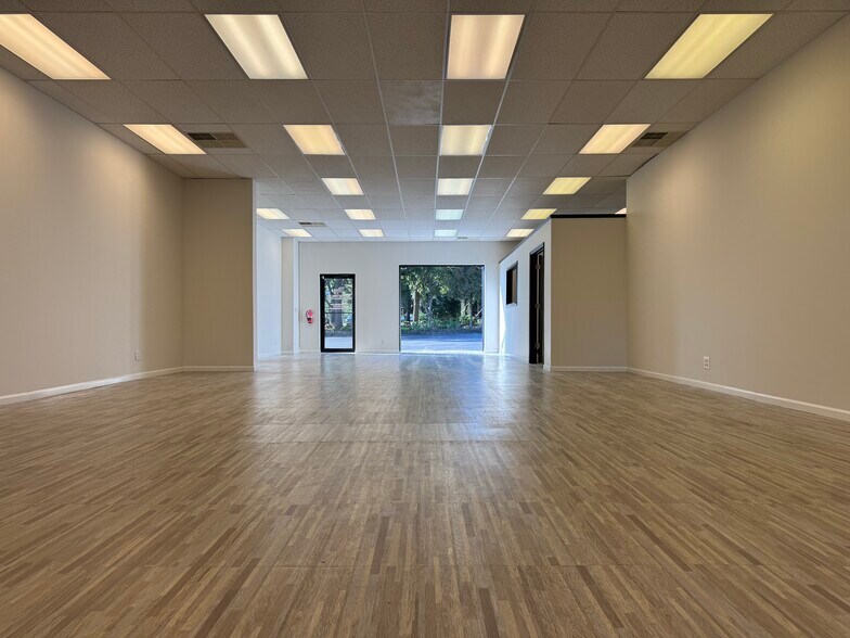 More Photos Of 517 N Lake Ave, Twin Lakes Showroom For Lease