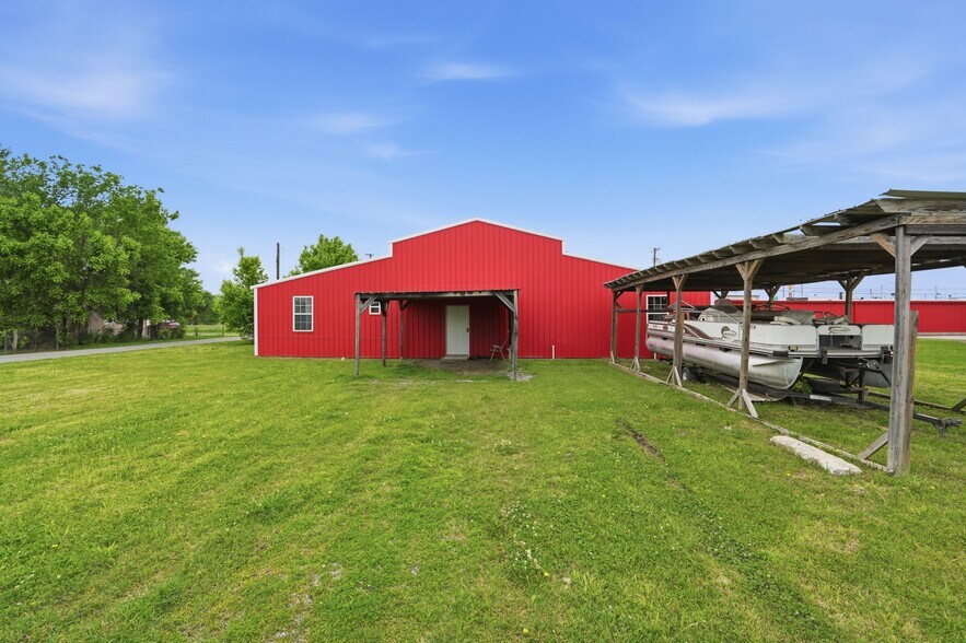 More Photos Of 113 S Wilder St, Chouteau General Retail For Sale
