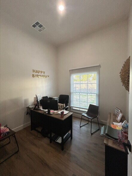 More Photos Of 910 18th St, Plano Office For Sale