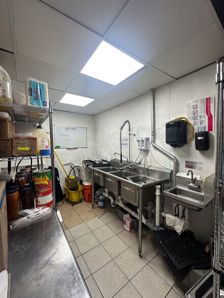 More Photos Of 3870 Elizabeth Lake Rd, Waterford Bar For Lease