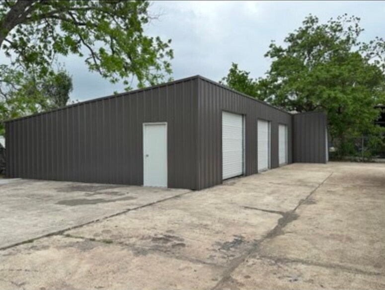 More Photos Of 7001 Weaver Rd, Houston Manufacturing For Lease
