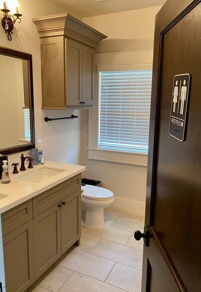 More Photos Of 848 Heights Blvd, Houston Office For Sale