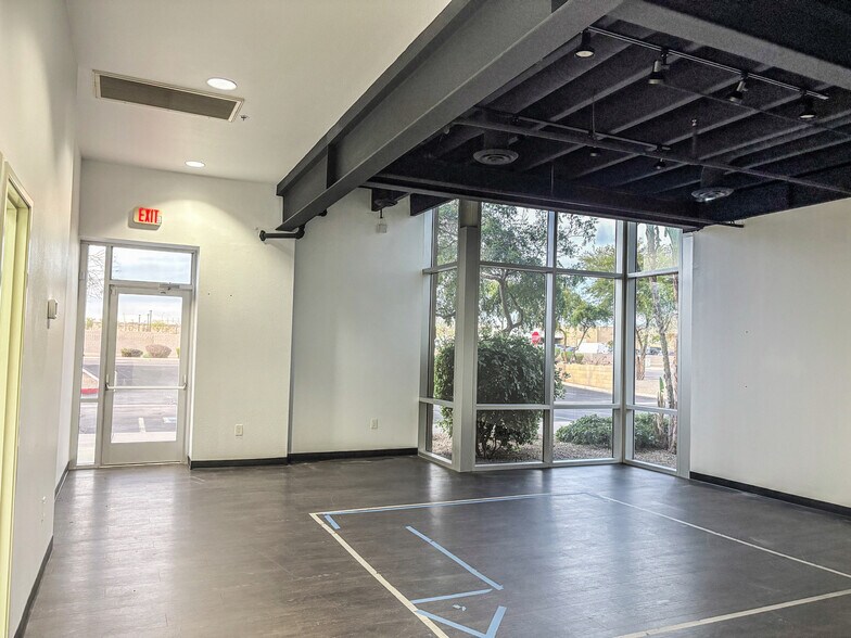 More Photos Of 7777 E Paradise Ln, Scottsdale Light Distribution For Lease