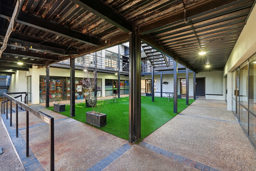 More Photos Of 21 W Mountain St, Fayetteville Storefront Retail Office For Lease