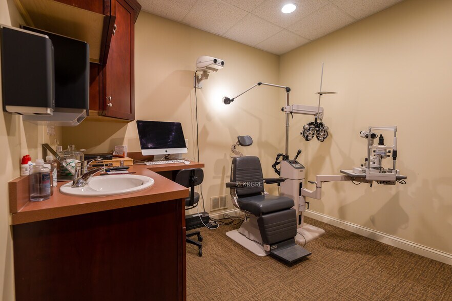 More Photos Of 5121 Forest Dr, New Albany Office For Sale