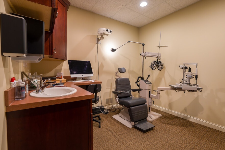 More Photos Of 5121 Forest Dr, New Albany Office For Sale