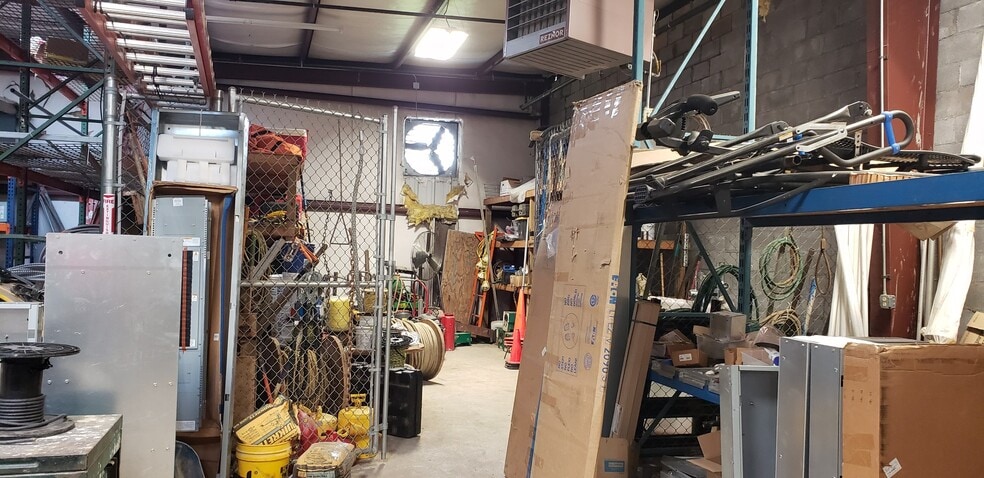 More Photos Of 724 Fairgate Rd, Marietta Light Distribution For Sale