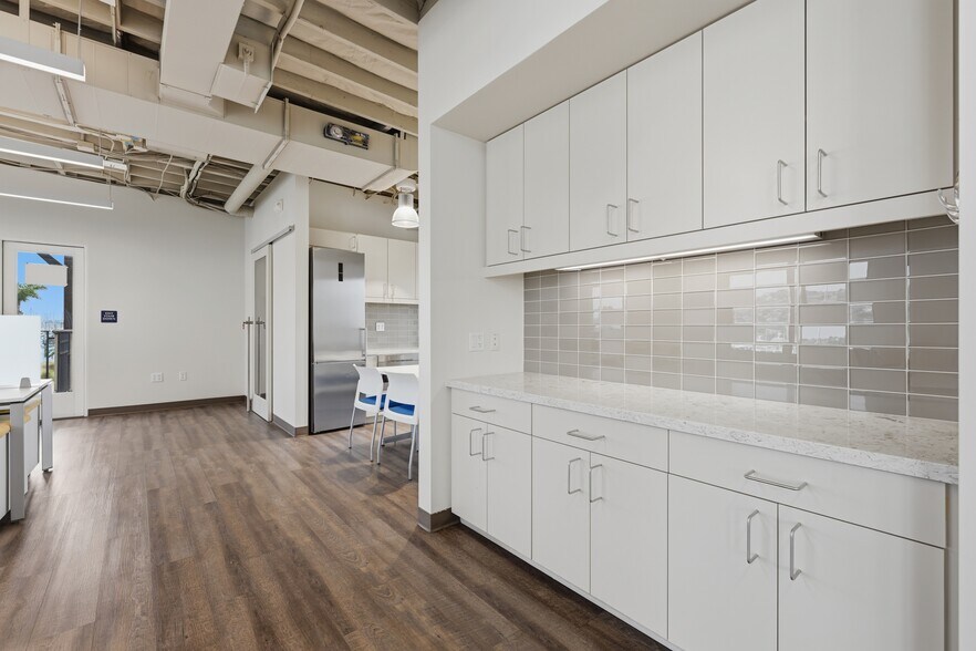 More Photos Of 1551 Shelter Island Dr, San Diego Hotel For Lease