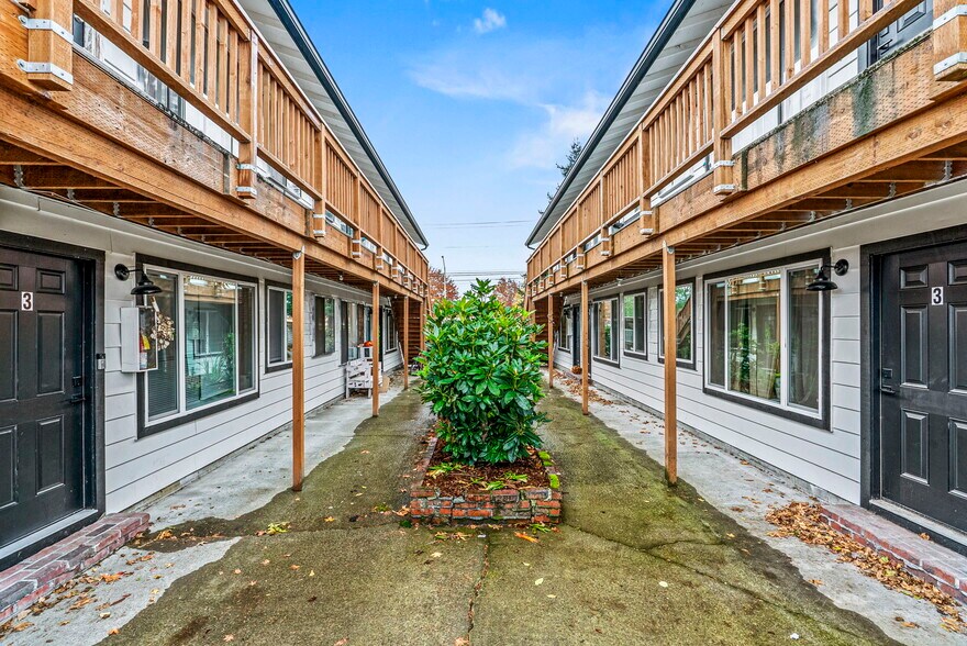 More Photos Of 947 7th Ave, Longview Apartments For Sale