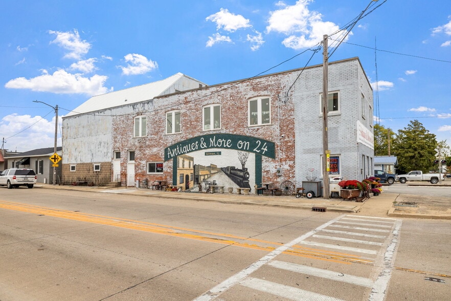 More Photos Of 126 S Main St, Gilman Showroom For Sale