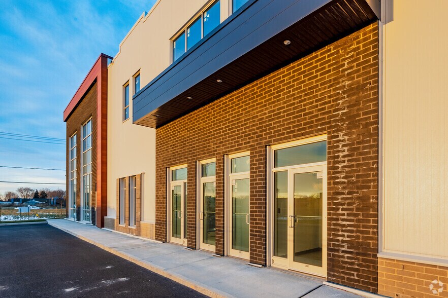 More Photos Of 156 Av D'Iberia, Candiac Industrial For Lease
