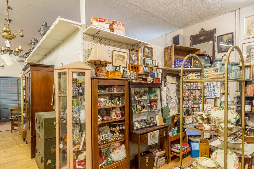 More Photos Of 802 Washington St, Port Townsend General Retail For Sale