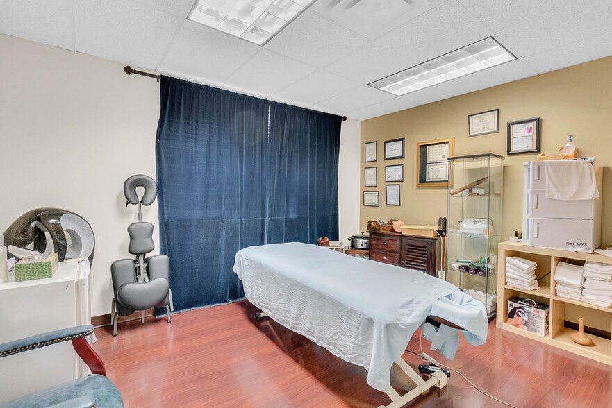 More Photos Of 7932 W Sand Lake Rd, Orlando Office For Sale