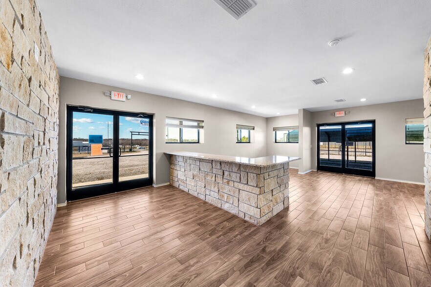 More Photos Of 11639 E US Highway 175, Kemp Flex For Lease