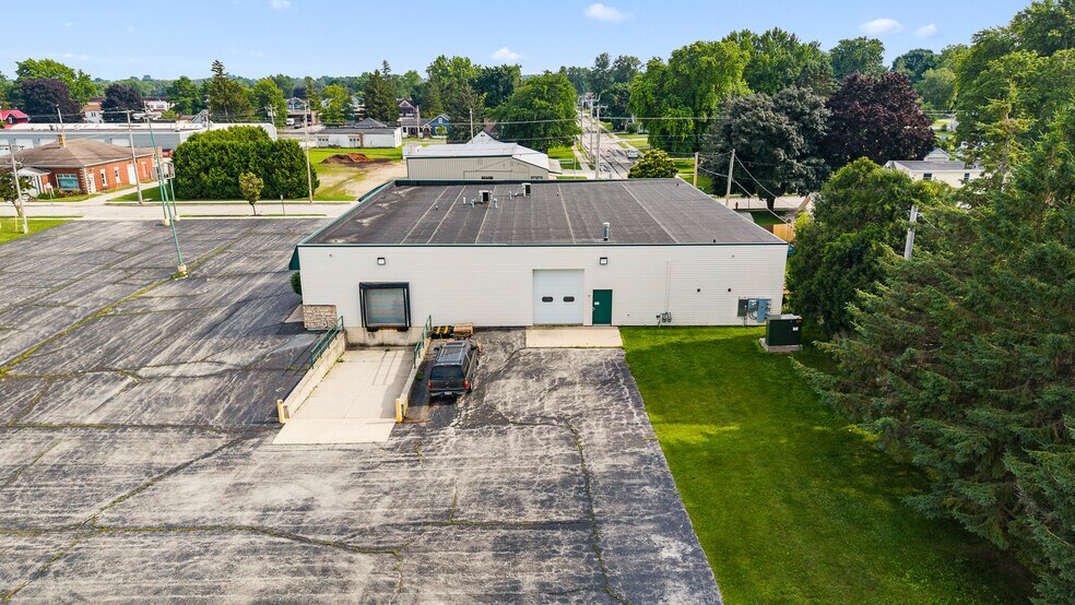 More Photos Of 1828 Park Ave, New Holstein Light Distribution For Sale