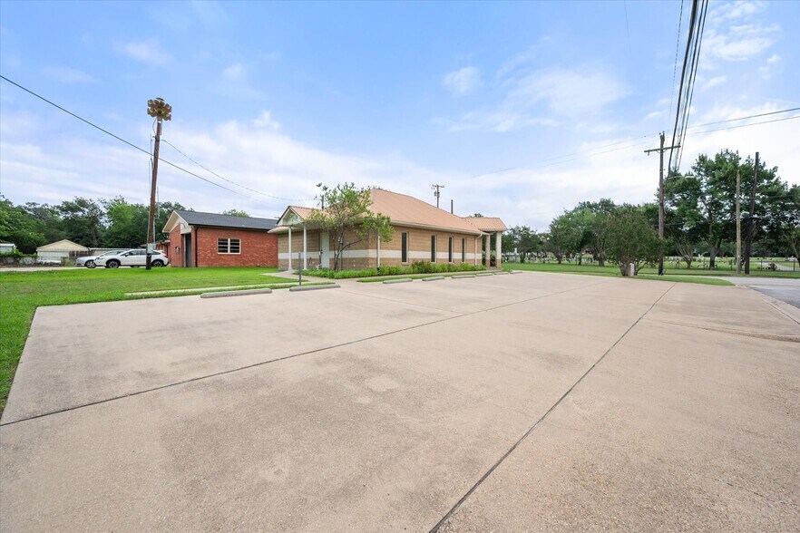 More Photos Of 2220 W 2nd Ave, Corsicana Office For Sale