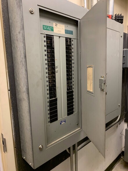 More Photos Of 1946 Lindorph Dr, Dayton Flex For Sale