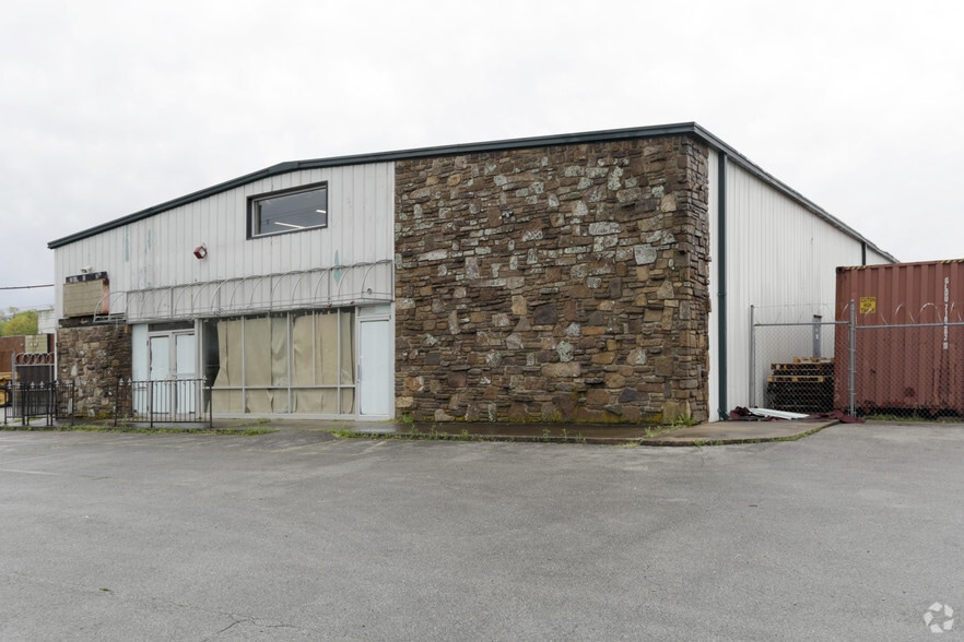 More Photos Of 535 W Poplar St, Fayetteville Warehouse For Lease