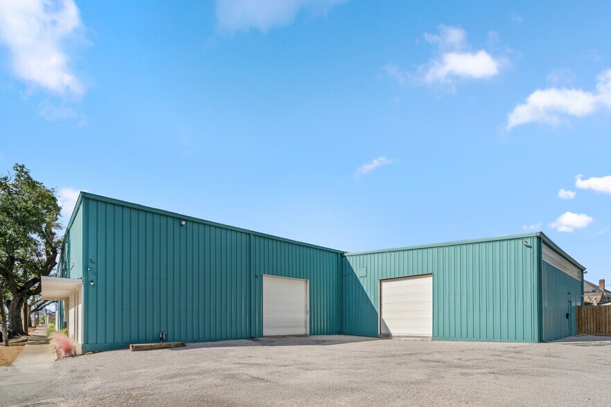 More Photos Of 3915 McKinney St, Houston Light Distribution For Sale