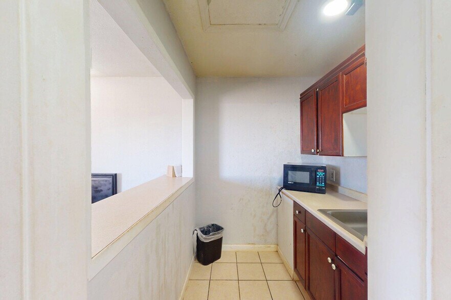 More Photos Of 900 Realtor Ave, Texarkana Hotel For Sale