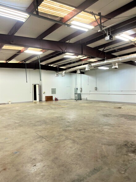 More Photos Of 4300 Garland Dr, Haltom City Warehouse For Lease