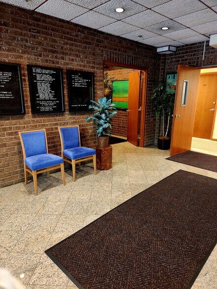 More Photos Of 450 Maple Ave E, Vienna Unknown For Lease