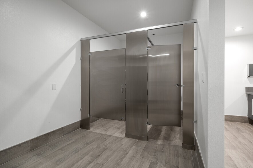 More Photos Of 800 E Dyer Rd, Santa Ana Showroom For Lease