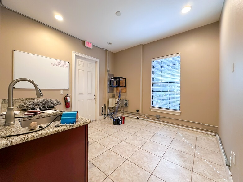 More Photos Of 180 Fitzgerald Rd, Lakeland Office For Sale