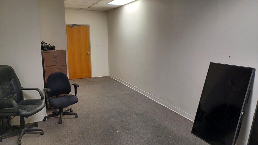 More Photos Of 3033-3049 Carling Ave, Ottawa Storefront Retail Office For Lease