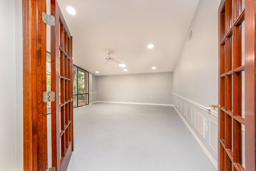 More Photos Of 300 S Saturn Ave, Clearwater Flex For Sale