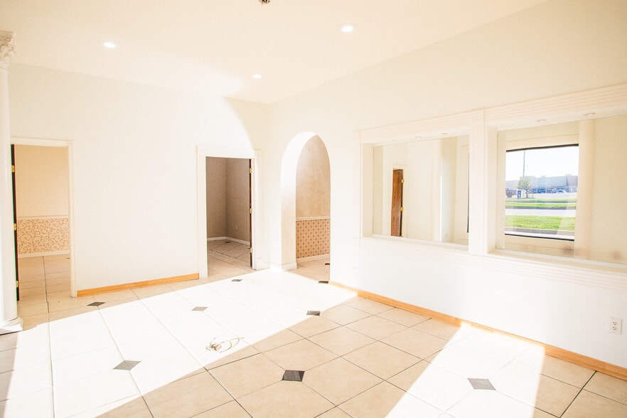 More Photos Of 1702-1708 N Commerce St, Ardmore General Retail For Lease