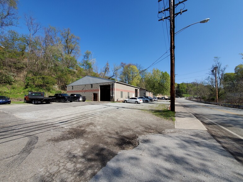 More Photos Of 630 Long Rd, Pittsburgh Showroom For Sale