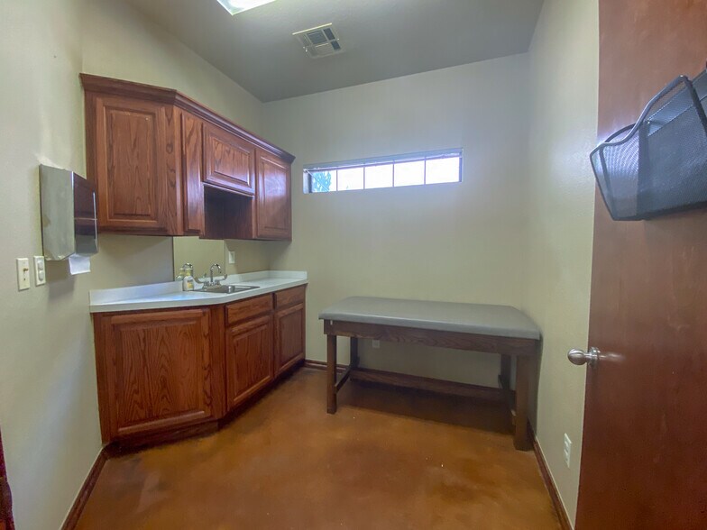 More Photos Of 2400 Palmer Cir, Norman Medical For Lease