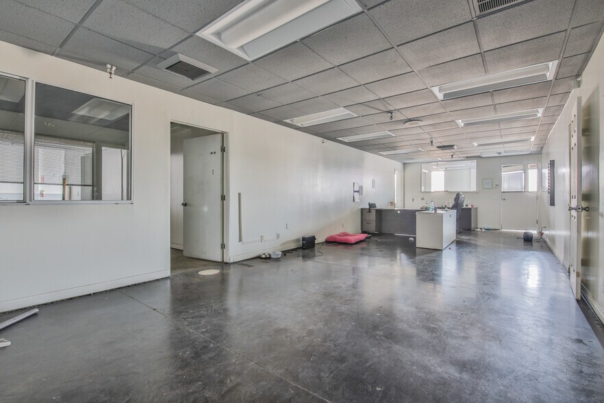 More Photos Of 9130 Glenoaks Blvd, Sun Valley Manufacturing For Lease