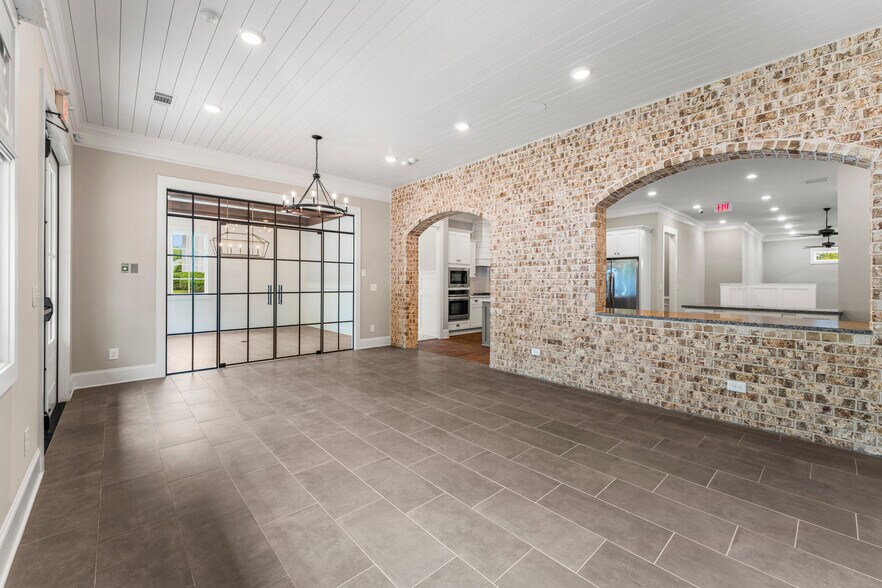 More Photos Of 102 S College St, Hamilton Flex For Sale