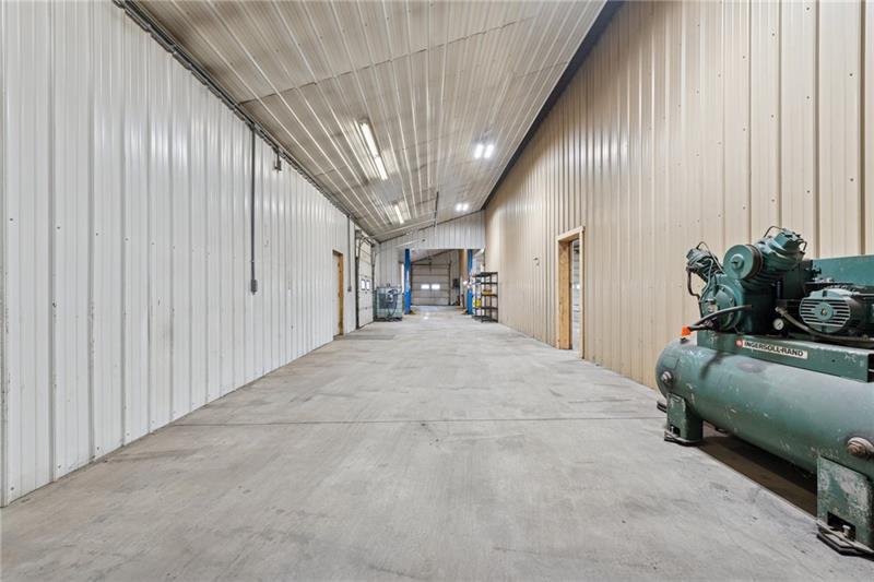 More Photos Of 208 W Mud Pike, Rockwood Office For Sale