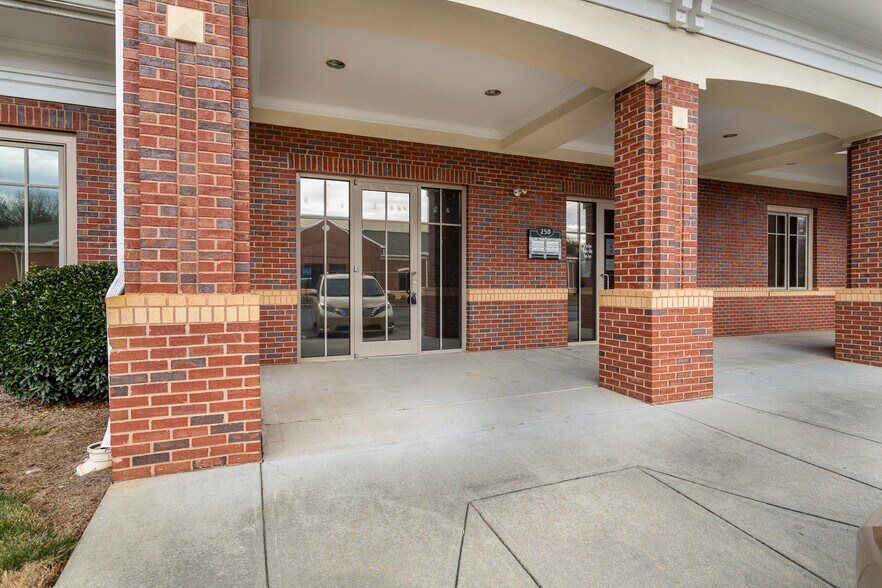 More Photos Of 3905 Johns Creek Ct, Suwanee Medical For Lease
