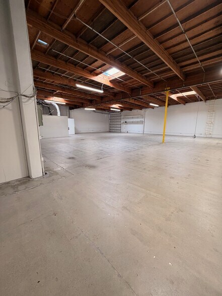 More Photos Of 220 Bernoulli Cir, Oxnard Manufacturing For Lease
