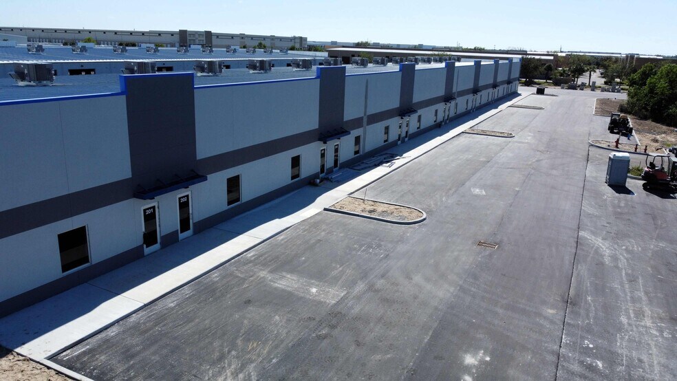 More Photos Of 16103 Lee Rd, Fort Myers Light Manufacturing For Lease