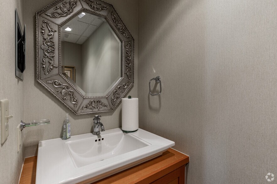 More Photos Of 1580 S Main St, Boerne Medical For Lease