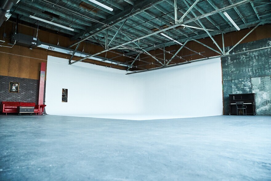 More Photos Of 6000 Avalon Blvd, Los Angeles Warehouse For Lease