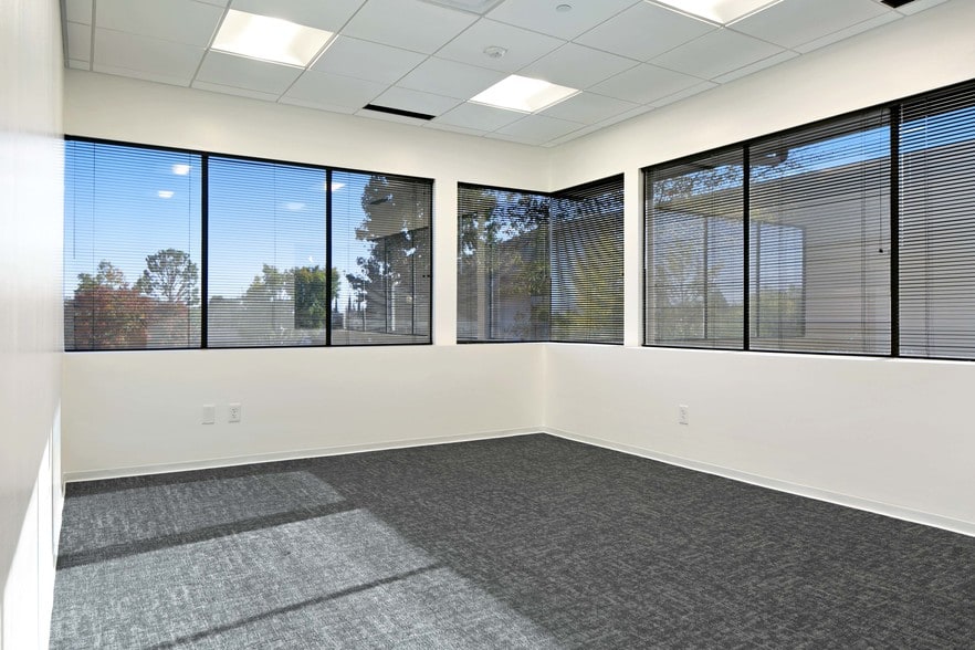 More Photos Of 5500 Ming Ave, Bakersfield Unknown For Lease