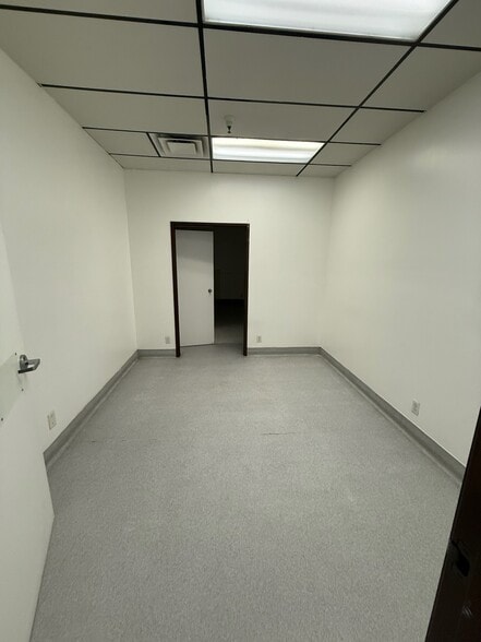More Photos Of 7901 Vickers St, San Diego Medical For Lease