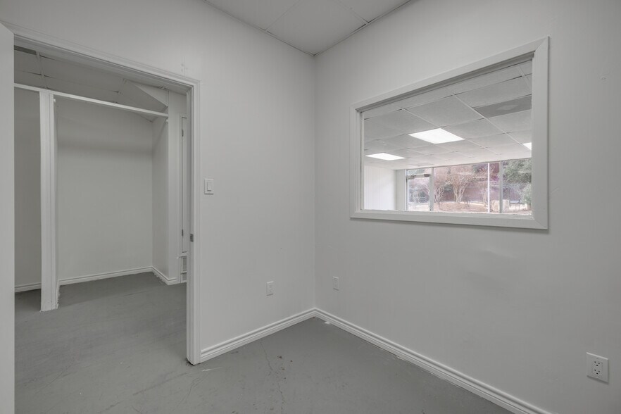 More Photos Of 623-627 Pine St, Abilene Storefront For Sale